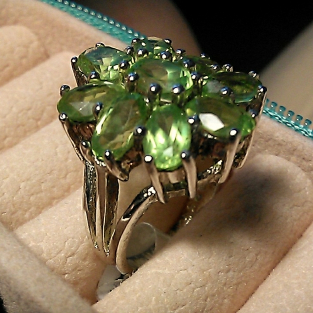 VINTAGE STERLING 925 SILVER RING W/ 9 LIGHT GREEN OVAL PERIDOT  SZ. 5 BEAUTY - Picture 2 of 11